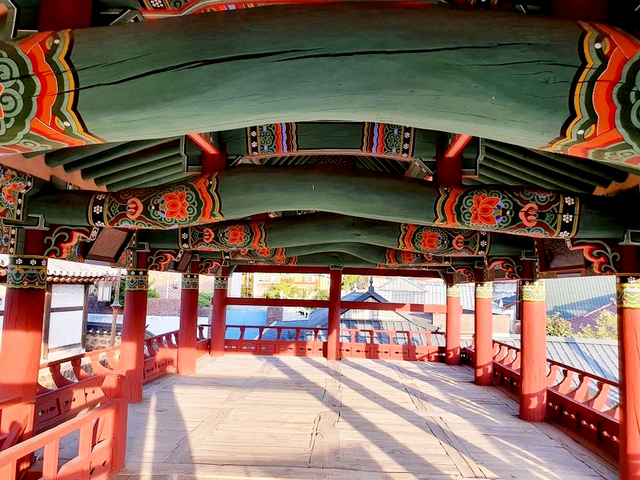 푸른용이 꿈틀거리는듯한 청송 향교 청아루 들보.