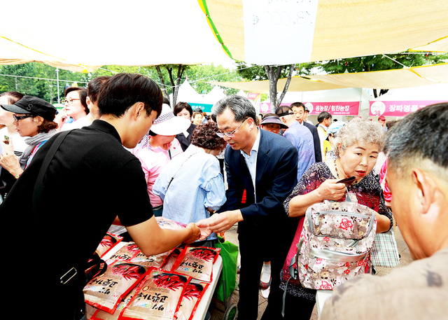 고춧가루 판매에 나선 오동창(오른쪽) 영양군수.
