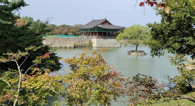 지금의 안압지(동궁과 월지).