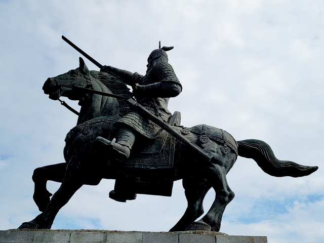 황성공뭔 정상에 자리한 김유신 동상.