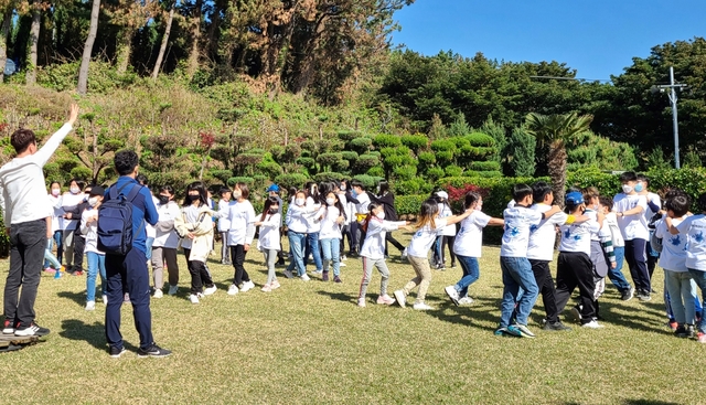 울릉 저동초 1~2학년이 나리분지를 찾아 즐거운 시간을 보내고 있다.