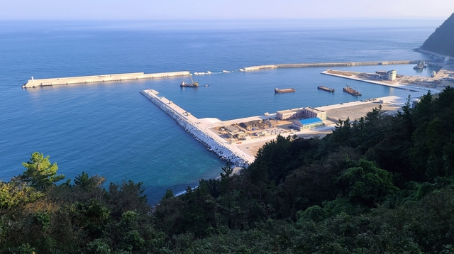 울릉(사동)항 전경 항구. 제2단계 공사(사각형) 오른 쪽 삼각형 항이 제 1단계 공사