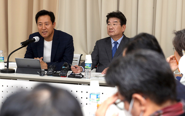 오세훈(왼쪽) 전 서울시장이 22일 오후 서울 마포구 마포현대빌딩에서 열린 더 좋은 세상으로 제9차 정례세미나에서 강연하고 있다.  /연합뉴스