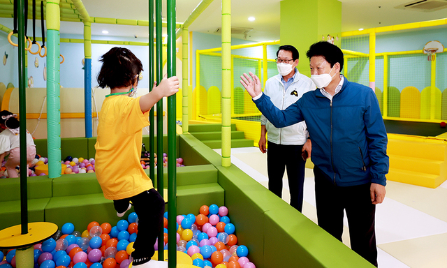 성주 참외공원 실내놀이터를 방문한 이병환 성주군수.