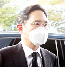 이재용 삼성전자 부회장이 25일 오후 이건희 삼성그룹 회장의 빈소가 마련된 서울 강남구 삼성서울병원 장례식장으로 들어서고 있다. /연합뉴스