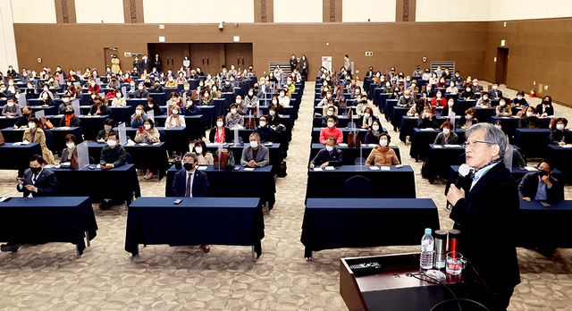 지난달 31일 경주 화백 컨벤션센터에서 열린 유홍준 전 문화재청장 초청강연회에서 유 전 청장이 ‘천년왕국 신라, 서라벌의 보물들’에 대해 명강연을 하고 있다.  /이용선기자 photokid@kbmaeil.com