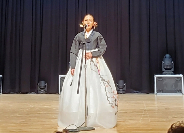 황효숙씨가 영천아리랑전국경창대회에서 울릉도아리랑을 경창하고 있다 /영남아리랑 보존회