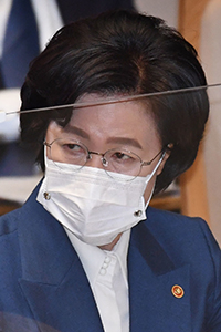 추미애 법무부 장관이 11일 국회 예결특위 전체회의서 의원 질의에 답변하고 있다.   /연합뉴스