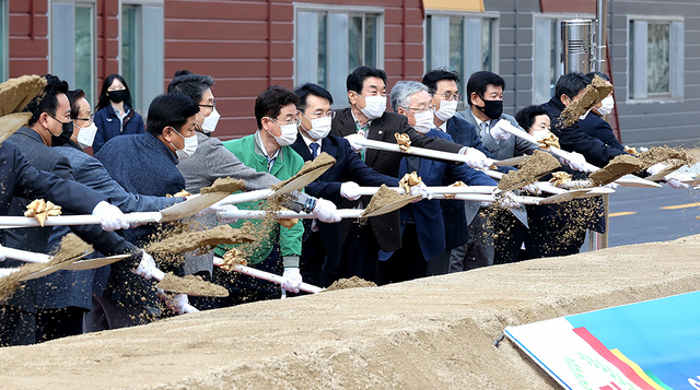 경북도와 영주시는 17일 ㈜베어링아트 영주공장에서 첨단 베어링 제조시설 투자를 위한 반구 전문농공단지 확장 기공식을 했다. 기공식에 참석한 이철우 도지사, 장욱현 영주시장, 송영수 ㈜베어링아트 대표이사, 도의원 등 지역 기관·단체장들이 공사의 시작을 알리는 첫 삽을 뜨고 있다.  /이용선기자 photokid@kbmaei.com
