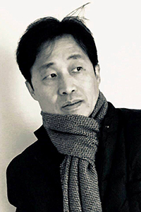 얼굴에 감정을 쉬이 드러내지 않는 시인 허연.