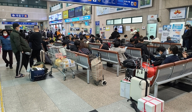 22일 포항~울릉도간 운항하는 썬라이즈호 승선하기 위해 모아둔 짐과 주민들