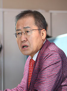 무소속 홍준표 의원(대구 수성구을)이 20일 오후 대구 수성구에 있는 자신의 지역구사무실에서 긴급 기자간담회를 하고 있다.  /연합뉴스