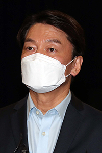 국민의당 안철수 대표가 20일 오후 대구 수성구 라온제나호텔에서 현안 관련 기자들의 질문에 답하고 있다.    /연합뉴스