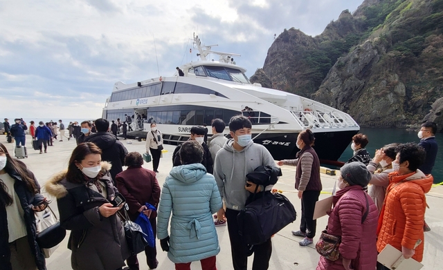 동해상의 기상악화로 운항 중단 6일 만에 도동항에 입항한 썬라이즈호