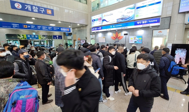 동해상의 기상악화로 여객선 운항이 중단 6일만인 24일 운항을 재개하자 포항여객선터미널이 북새통을 이뤘다.