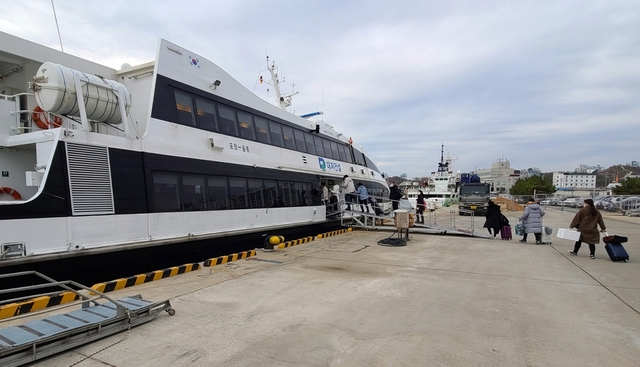24일 운항 중단 6일만에 울릉도로 출발하기 위해 썬라이즈호가 포항부두에서 승객을 태우고 있다,