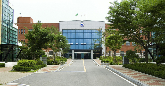 대학 본관 전경.