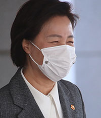 추미애 법무부 장관이 1일 국무회의를 마치고 정부서울청사를 나서고 있다.   /연합뉴스