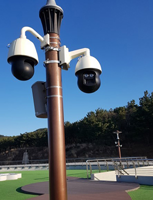 포스코 포항제철소가 포항시 남구 동해면 소재 연오랑세오녀 공원에 설치한 대기환경 감시카메라의 모습. /포스코 제공