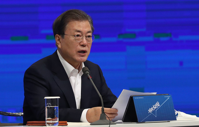 문재인 대통령이 17일 서울 중구 대한상공회의소에서 열린 ‘2021년 경제정책방향 보고’ 확대 국민경제자문회의를 주재하고 있다. 문재인 대통령이 윤석열 총장 징계안을 재가하면서 이날부터 검찰총장 직무는 조남관 대검 차장검사가 수행하게 된다.  /연합뉴스