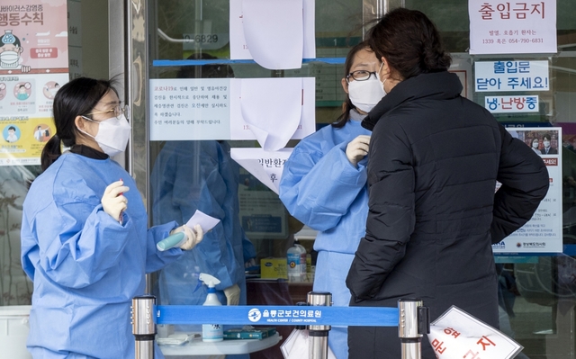 울릉군보건의료원은 해경 확진자와 접촉한 주민들의 검체를 육지로 보내고 출입에 철저를 기하고 있다.