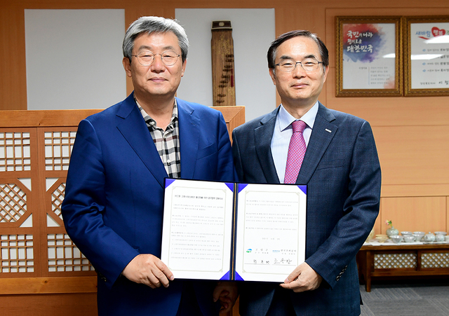고령사랑카드 출시 관련 업무협약식에 참석한 곽용환(왼쪽) 군수.