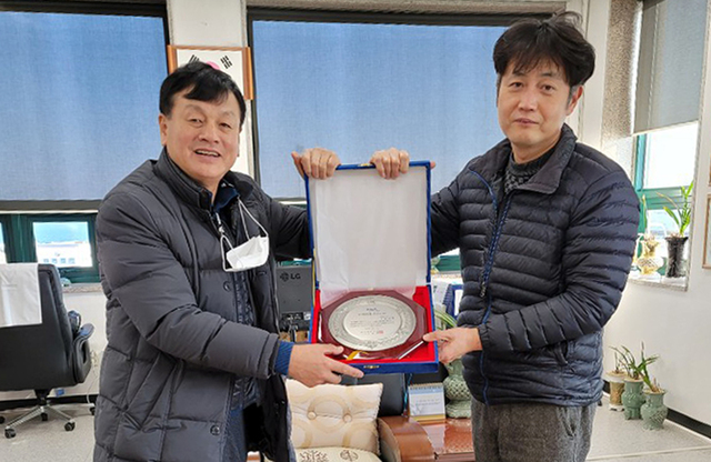 우수선박 패를 전달 받은 황인경 대표이사 사장(사진 왼쪽)