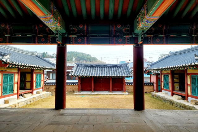영덕향교 명륜당서 바라본 전경.