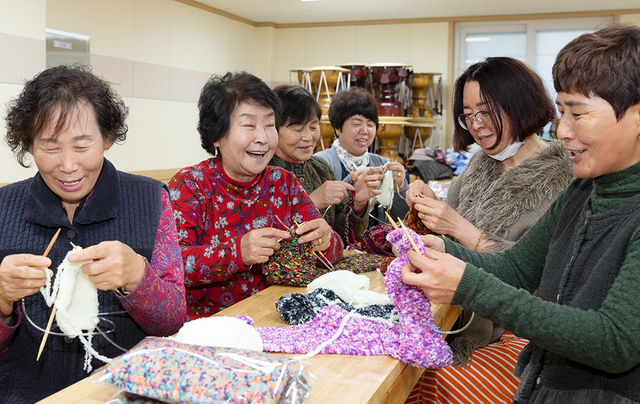 북삼읍 어로1리 할머니들이 손뜨개로 목도리를 제작하고 있는 모습.