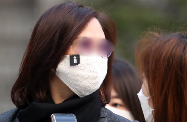 사모펀드 및 자녀 입시비리 등의 혐의를 받는 정경심 동양대학교 교수가 지난달 5일 오전 서울 서초구 서울중앙지법에서 열린 결심 공판에 출석하고 있다.