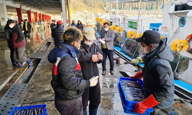 외지 어선이 오징어를 하역할 때 울릉주민들의 접근을 통제하고 있다.