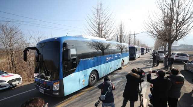 28일 오후 경북 청송군 진보면 경북북부 제2교도소에 서울동부구치소 신종 코로나바이러스 감염증(코로나19) 확진 수감자들을 태운 호송차들이 도착하고 있다.