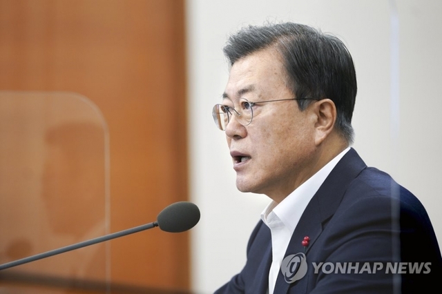 문재인 대통령이 28일 오후 청와대에서 수석·보좌관 회의를 주재하고 있다.