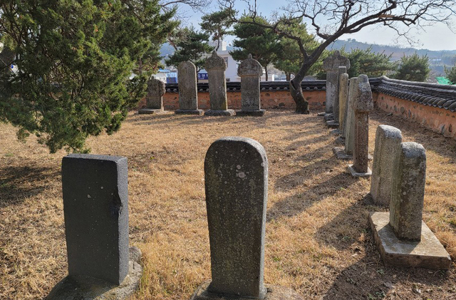 영해부사 군수들의 선정비.