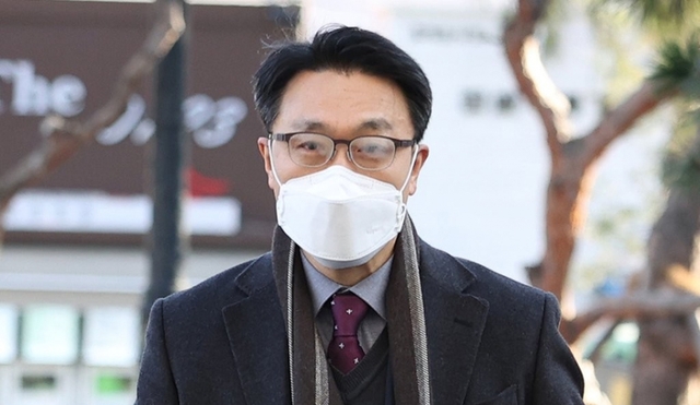 문재인 대통령은 30일 초대 고위공직자범죄수사처(공수처) 처장에 판사 출신인 김진욱 헌법재판소 선임연구관을 지명했다. 사진은 이날 김진욱 헌법재판소 선임연구관이 서울 종로구 헌법재판소로 출근하는 모습.