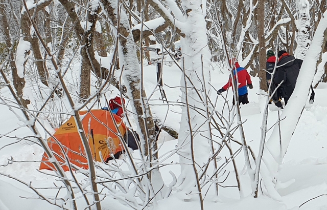 1월1일 시산제를 지내기 위해 전날 산행 성인봉 정상에 텐트를 치고 비박한다.