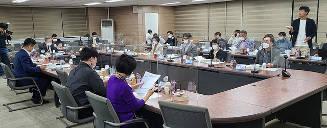 지난해 9월 구성된 행정통합공론화위원회도 올해부터 본격적인 활동에 들어간다. 공론화위는 3차례의 토론회에서 나온 시·도민들의 의견과 행정통합 기본계획을 보고서 형태로 2월말 대구시장과 경북도지사에게 전달한다.