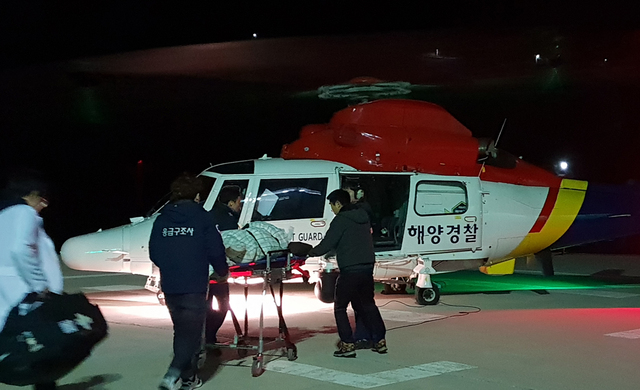 야간에 울릉도에서 발생한 응급환자를 동해해경헬기가 후송하고 있다.