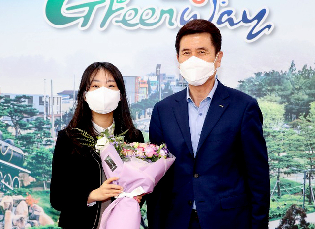 지난해 12월 이강덕 포항시장과 사진 촬영한 전유진 양.(독자 제공)