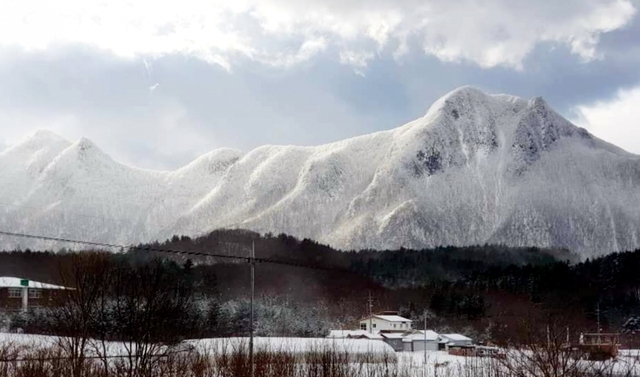 울릉도 나리분지에서 본 미륵산(해발 905m 왼쪽)과 형제봉(헤발 716.8m)이 산악 스키마니아들을 기다리고 있다.