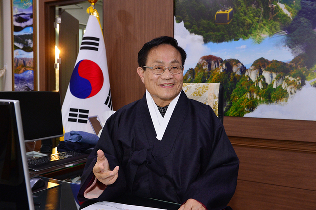 엄태항 봉화군수. 봉화 청량산 명승 둘레길 조성사업.
