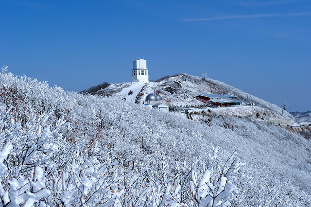 한 번 보면 결코 잊을 수 없는 영천 보현산의 설경.