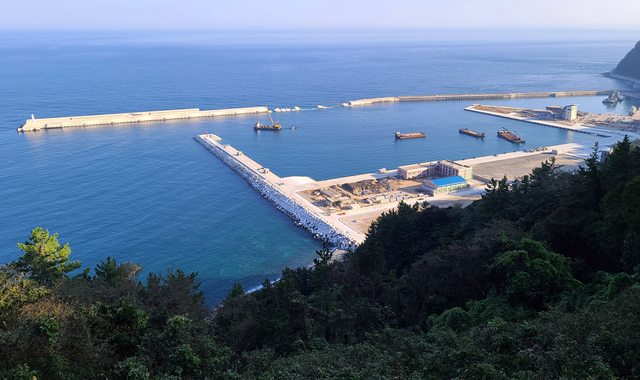 울릉(사동)항 제1단계(사진 오른쪽)과 제2단계 항구전경 무너진 제2단계 동방파제
