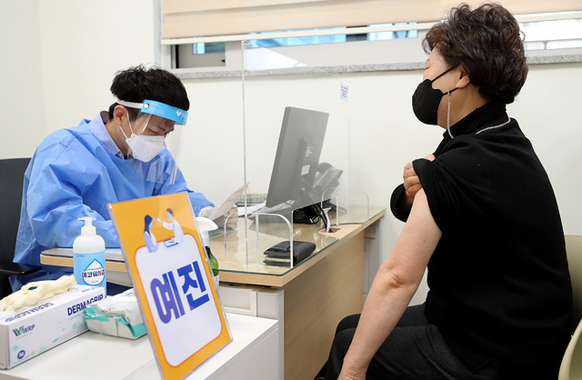 보건소 의료진이 예진실에서 건강상태를 확인하고 있다.