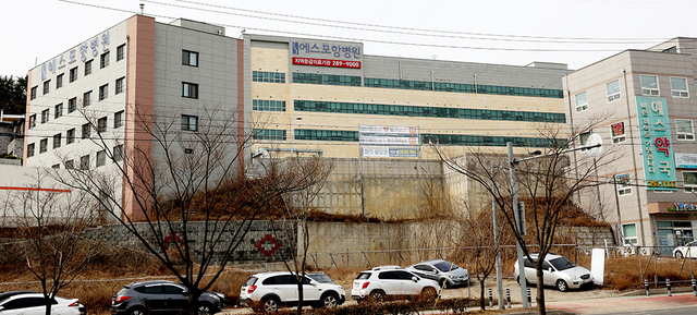 뇌졸중 환자는 어느 병원으로 향할까. 뇌혈관 전문병원 지정으로 실력이 검증된 에스포항병원과 ‘뇌병원’ 운영으로 원스톱 의료서비스 지원에 나선 세명기독병원 사이에 환자 유치경쟁이 예상된다.  /이용선기자photokid@kbmaeil.com