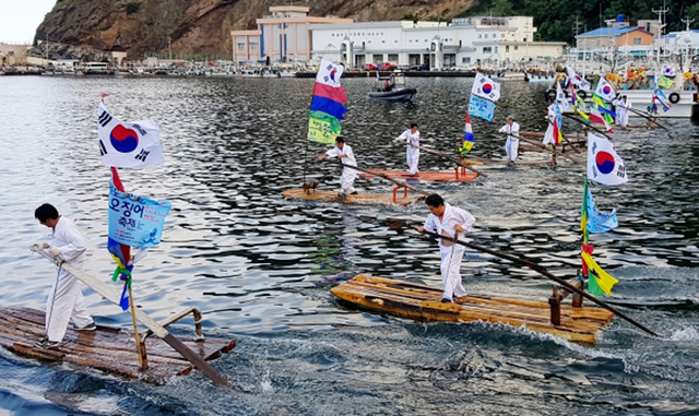 울릉군은 전통 떼배 수산물 채취 문화 유산을 이어가기위해 매년 개최되는 오징어축에 어촌계별 떼배경주를 펼친다.