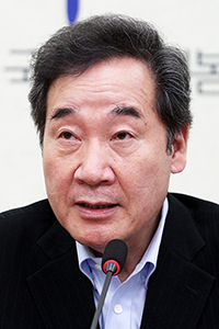 더불어민주당 이낙연 대표가 9일 서울 여의도 국회에서 열린 퇴임 기자회견에서 취재진과 질의응답을 하고 있다.   /연합뉴스
