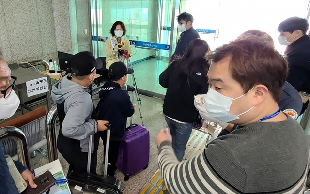 포항여객선 터미널 발열 검사 장면