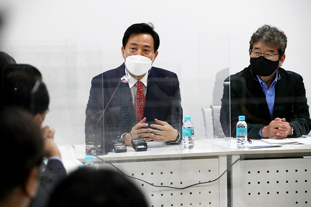 국민의힘 오세훈 서울시장 후보가 11일 서울 마포구 마포현대빌딩에서 열린 ‘더좋은세상으로(마포포럼)’ 세미나에서 인사말을 하고 있다. 오른쪽은 강석호 공동대표.   /국회사진기자단=연합뉴스