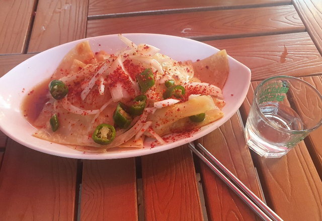 ‘김광석 길’에서 맛본 대구 대표 먹을거리 납작만두.